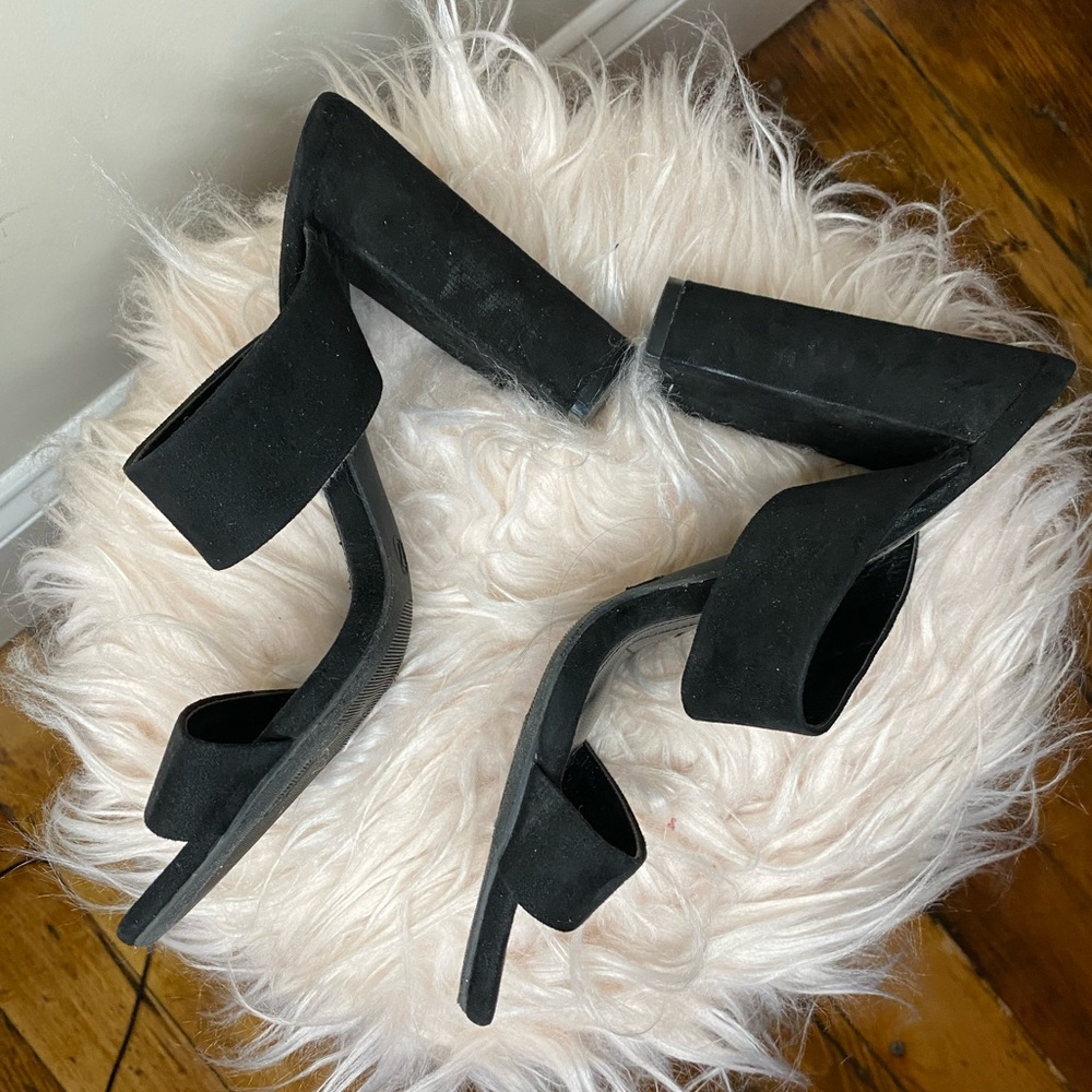 Lulu’s Black Stappy Sandals size 7